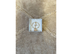 SET PULSERA CON CHARM DE CARTERA GUESS + ARITOS