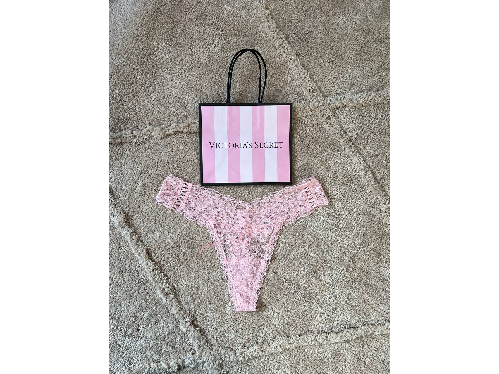 VICTORIAS SECRET Panty Lace Thong Rose