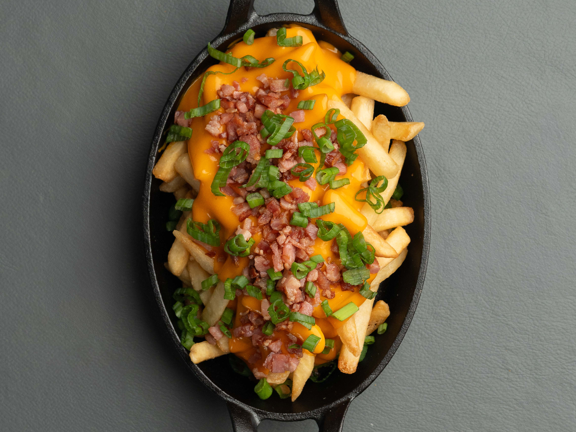 Papas con Cheddar, Bacon y  Verdeo