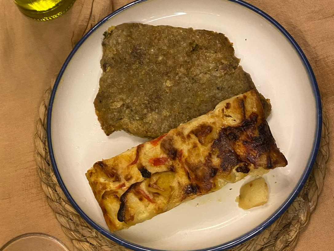 Milanesa de bife de chorizo con tortilla