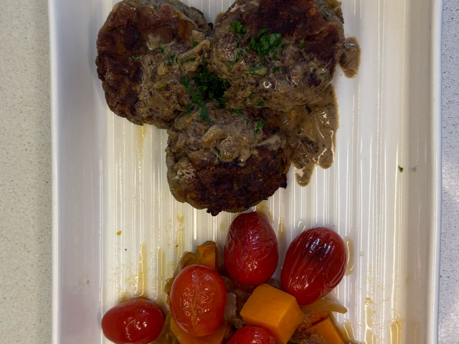 Albondigas vegguie en crema de ajo con curry con ensalada cocida (cebolla zapallo y cherrys)