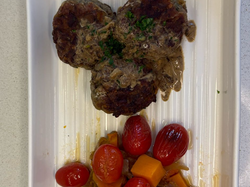 Albondigas vegguie en crema de ajo con curry con ensalada cocida (cebolla zapallo y cherrys)