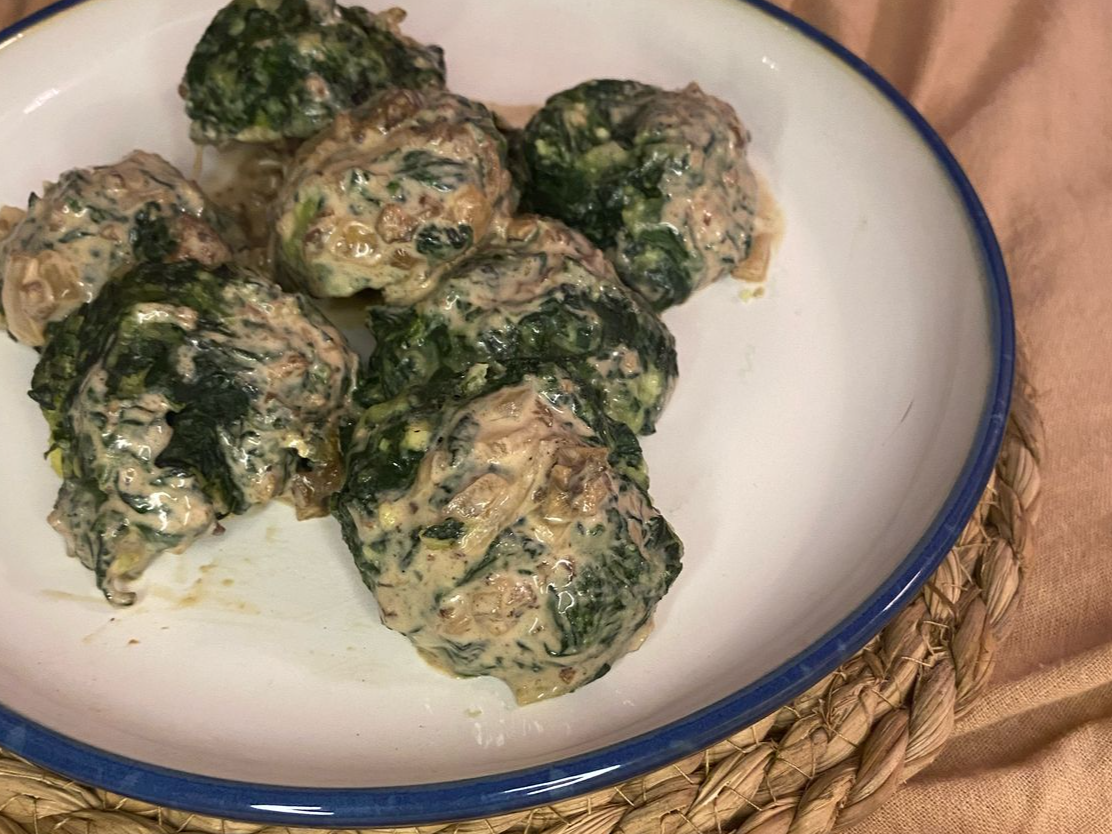 Malfattis de espinaca con crema de hongos