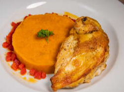 Suprema de pollo al curry con pure de boñato