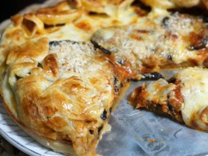 Tarta de berenjena asadas con base de espinaca , ajo y queso gruyere