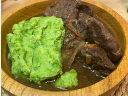 Lomo al malbec con pure de arvejas