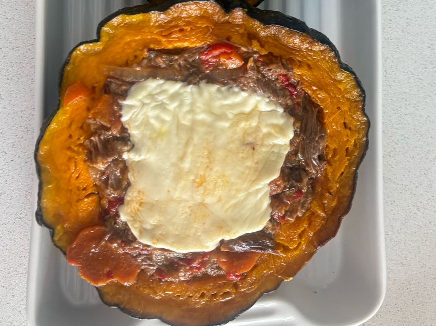 Cabutia rellena de carne desmechada y muzarella
