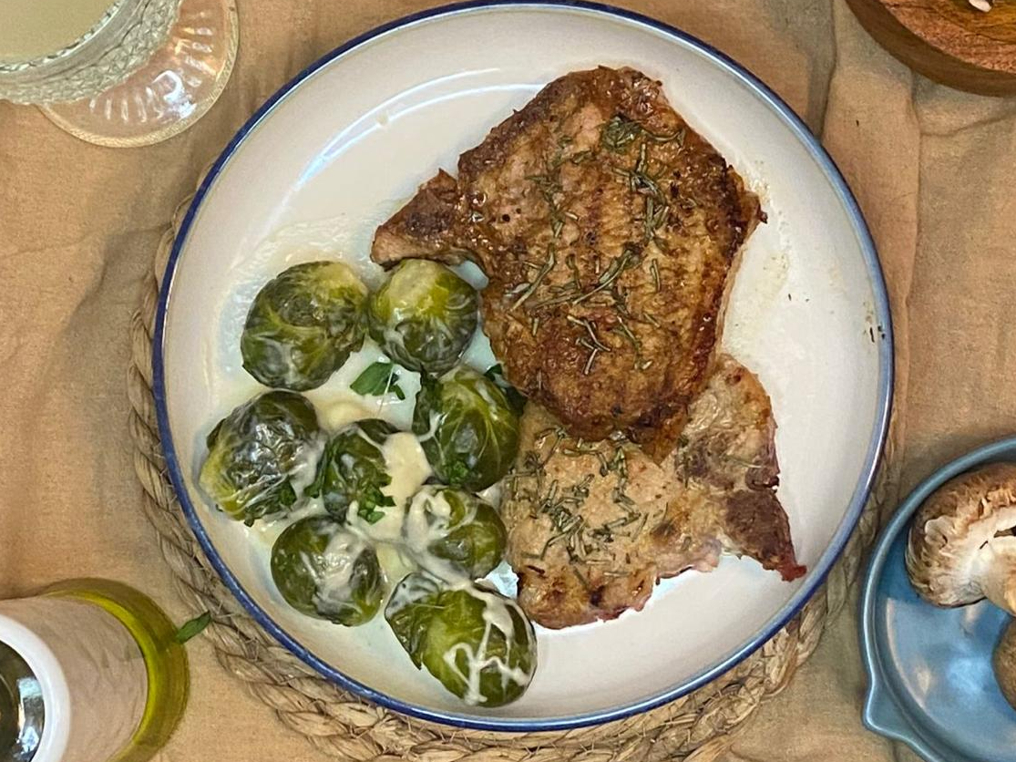 Carre de cerdo con bruselas/brocoli con salsa blanca.