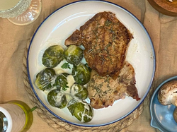 Carre de cerdo con bruselas/brocoli con salsa blanca.