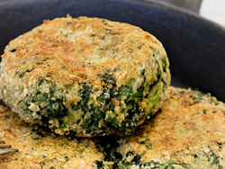 Toques de espinaca y atun con verduras salteadas