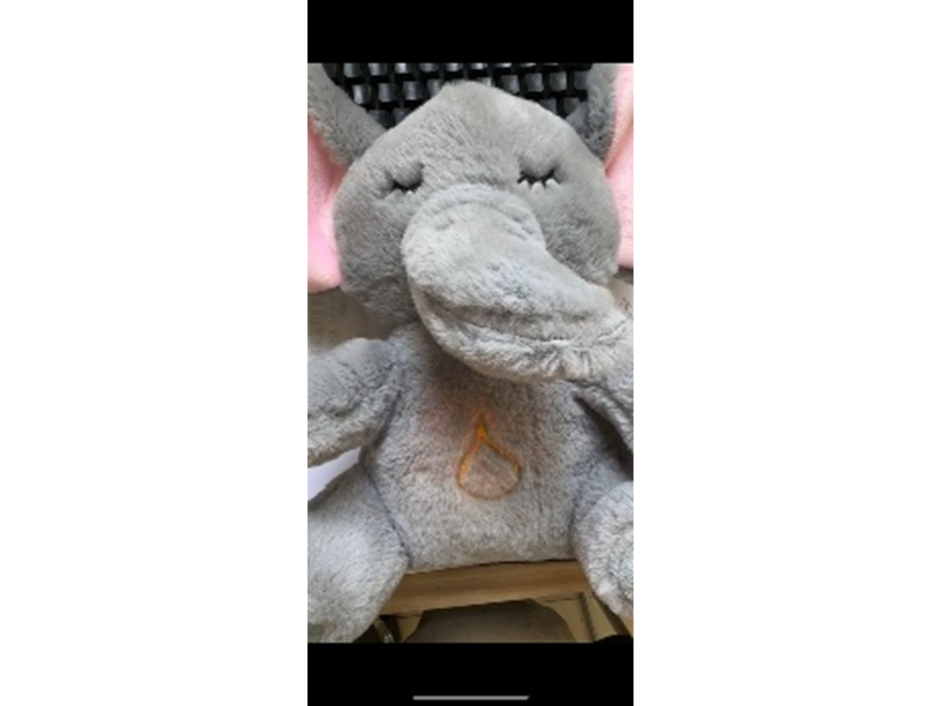 ELEFANTITO que RESPIRA con luz en el pecho