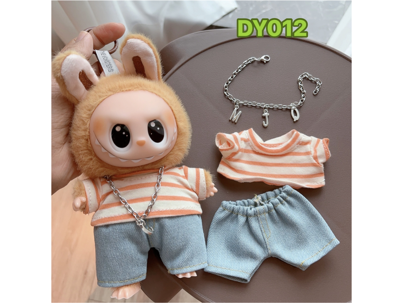 LABUBUS CON VESTIMENTA EN CAJA DE ACETATO