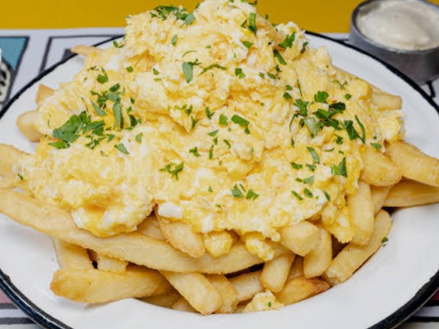 Papas fritas c/ huevos revueltos