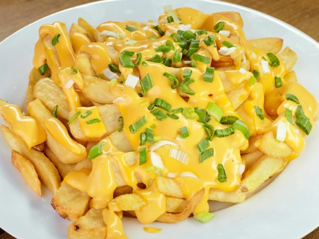 Papas fritas c/ baño de cheddar