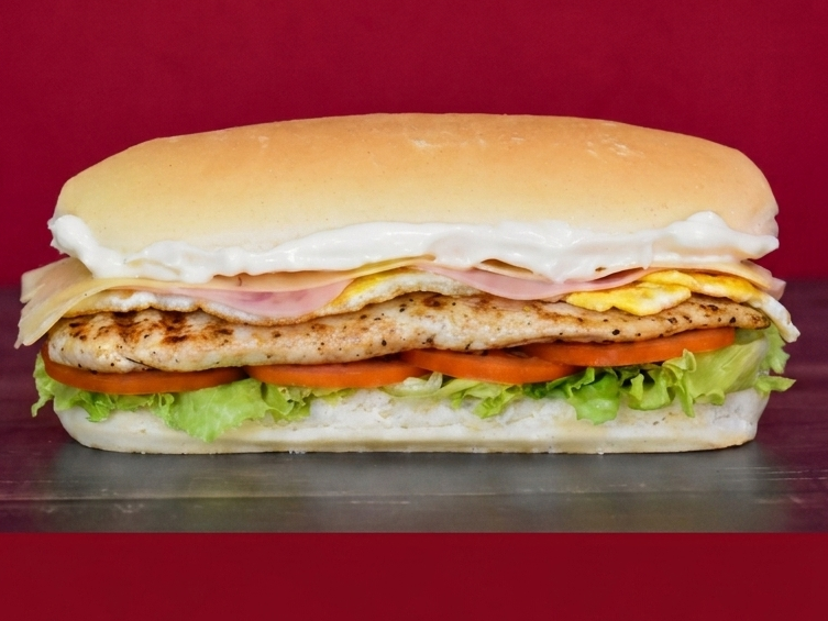 Sandwich clásico de pollo mediano