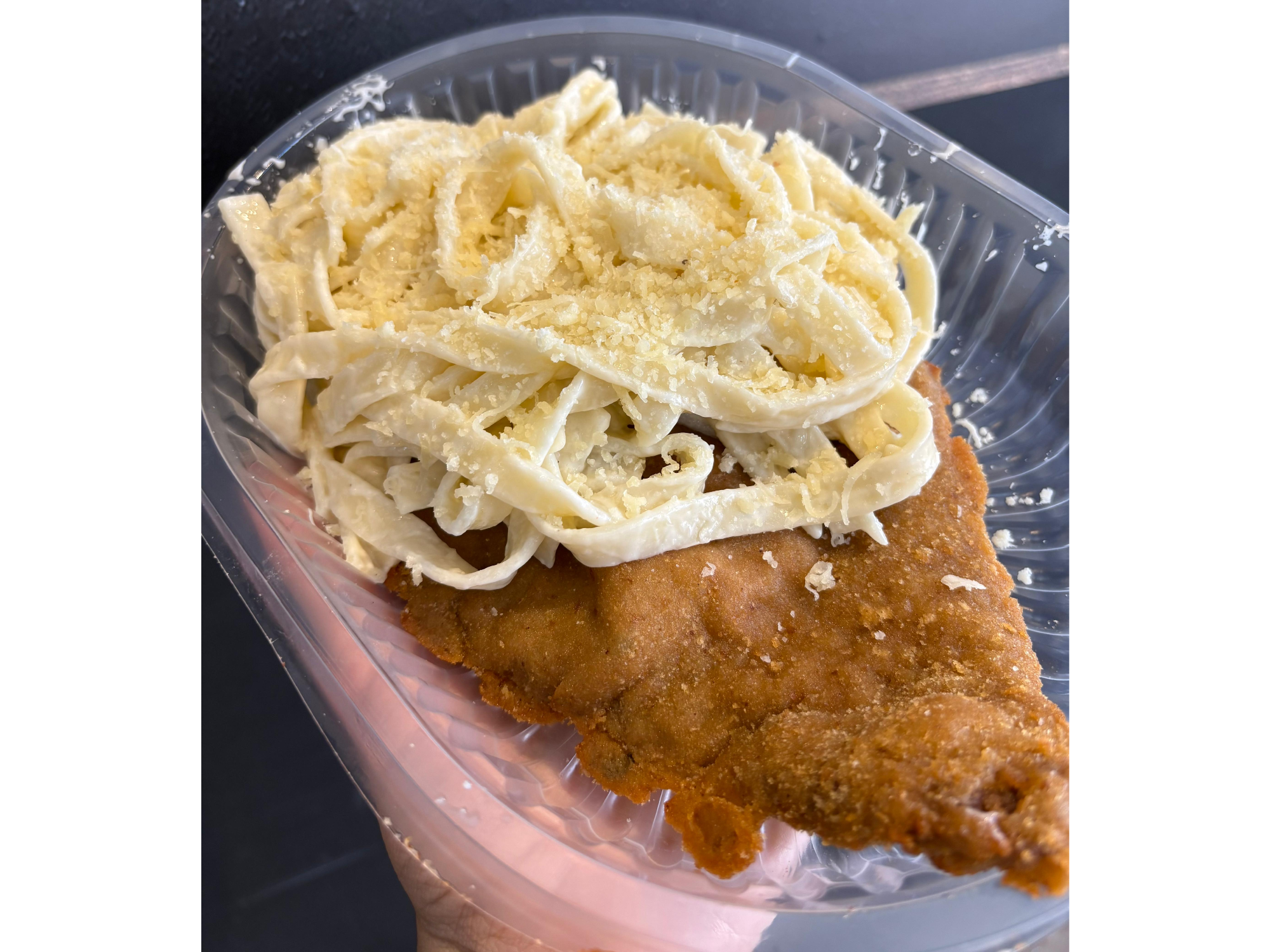 Milanesas de carne con fideos a la crema y queso