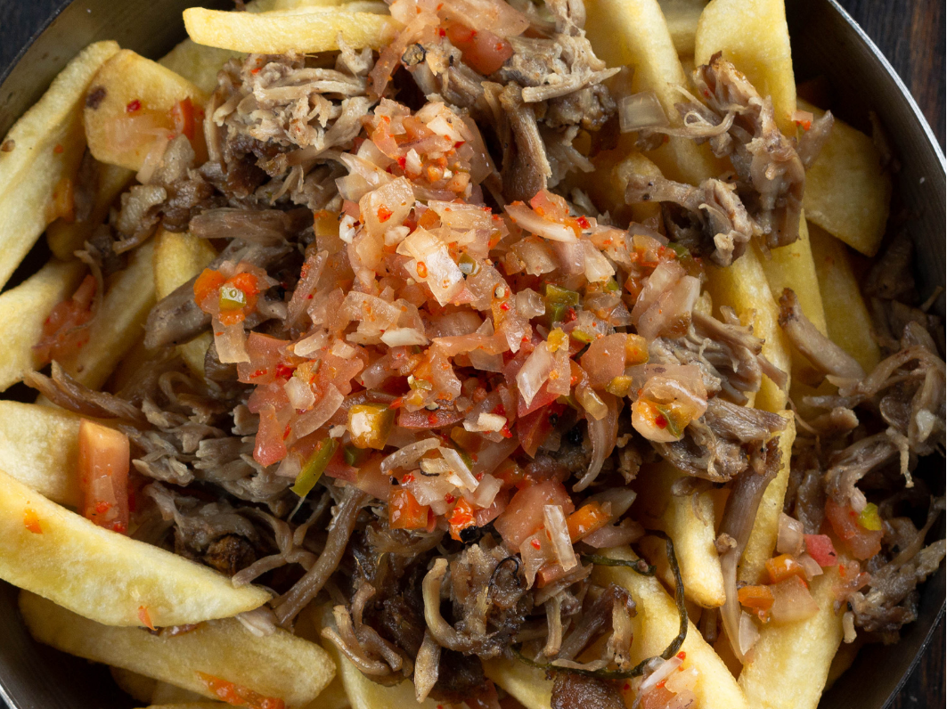 Con Bondiola Desmechada y Salsa Criolla