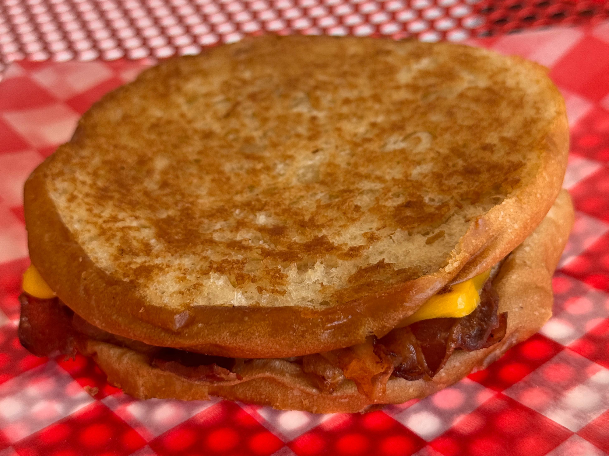 Tostado de cheddar y bacon(estilo mc)