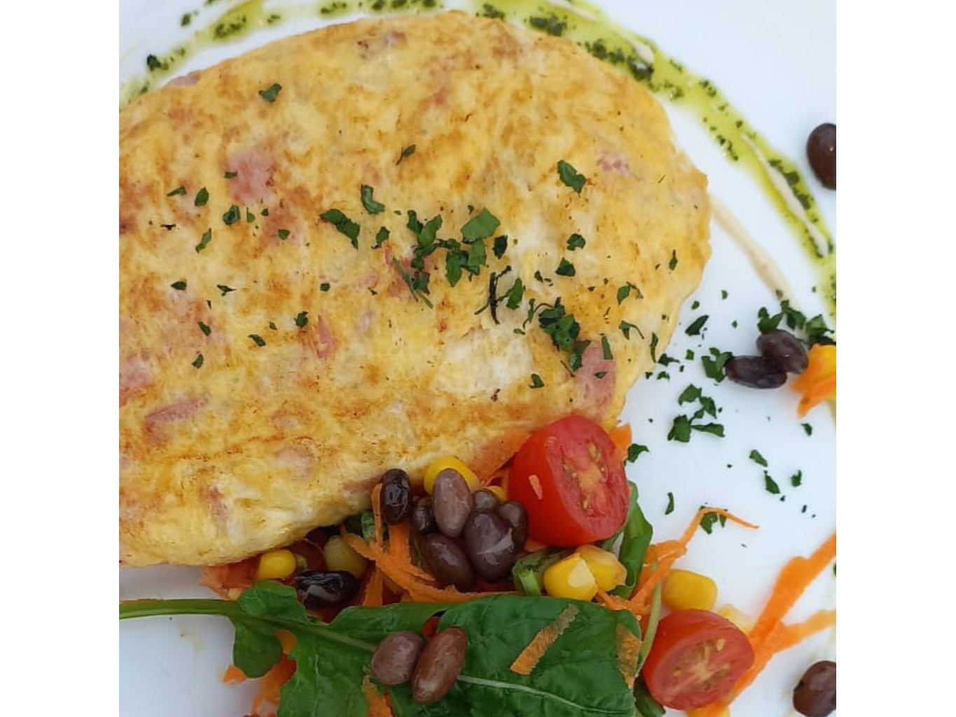 Omelette de jamon y queso con ensalada
