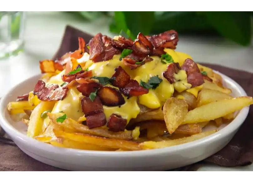 PAPAS FRITAS MEDIANAS CON CHEDDAR , BACON Y VERDEO