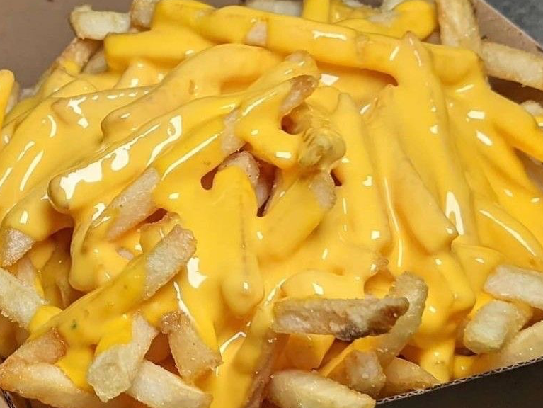 PAPAS CON CHEDDAR