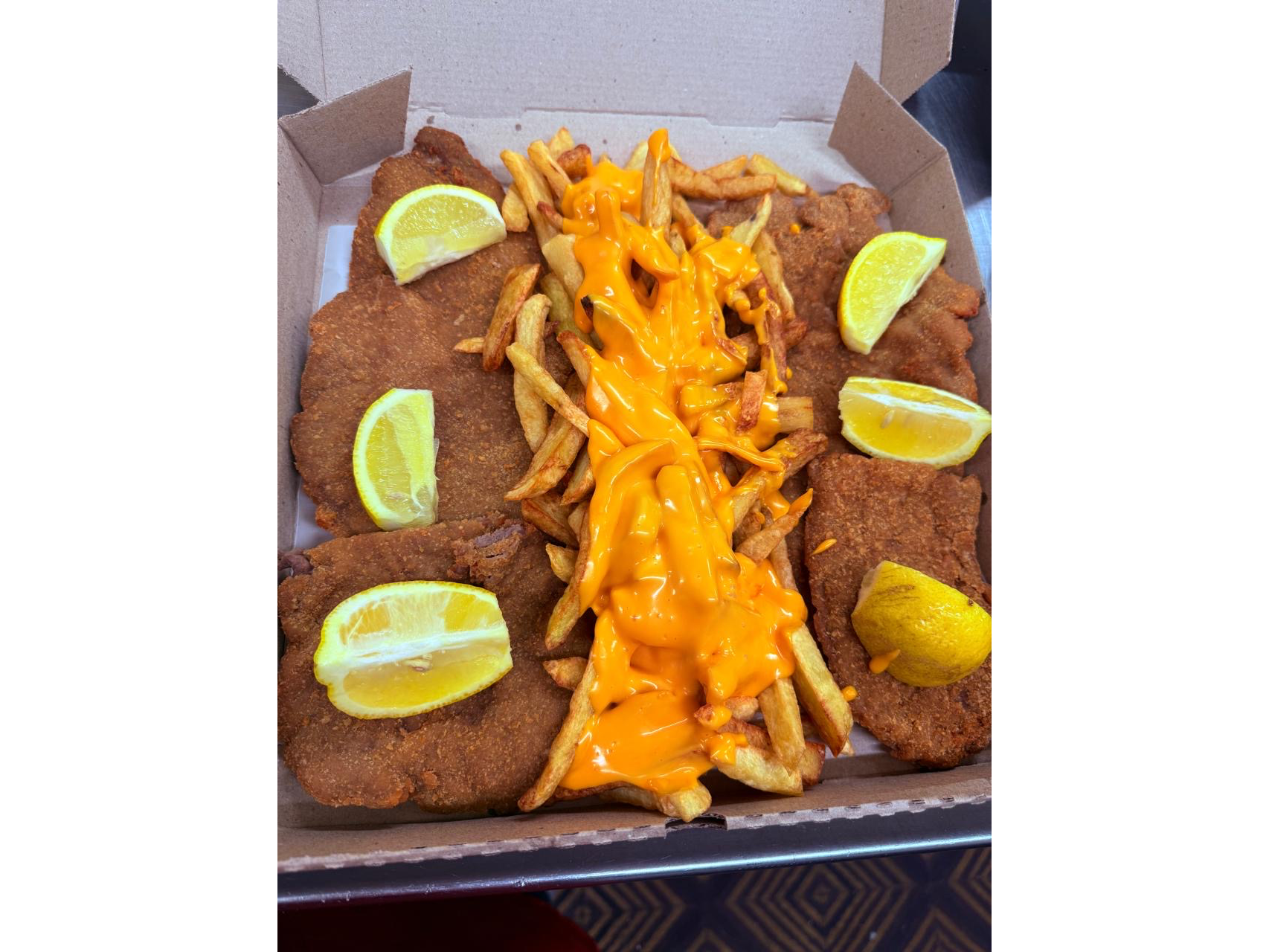 Milanesa con papas y cheddar