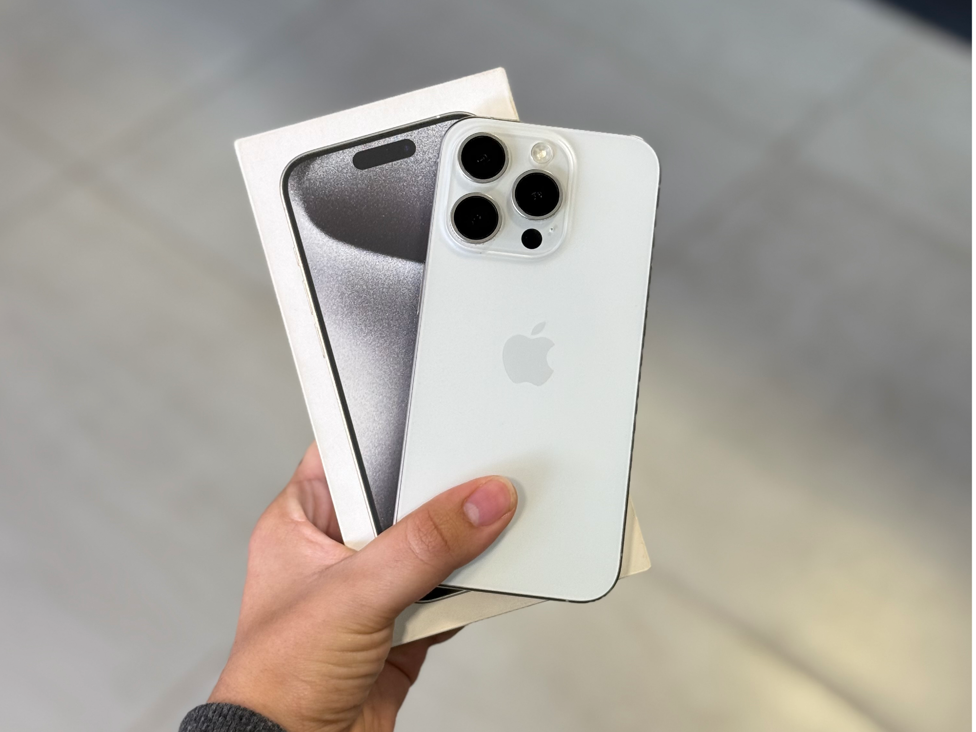 IPHONE 15 PRO CON CAJA