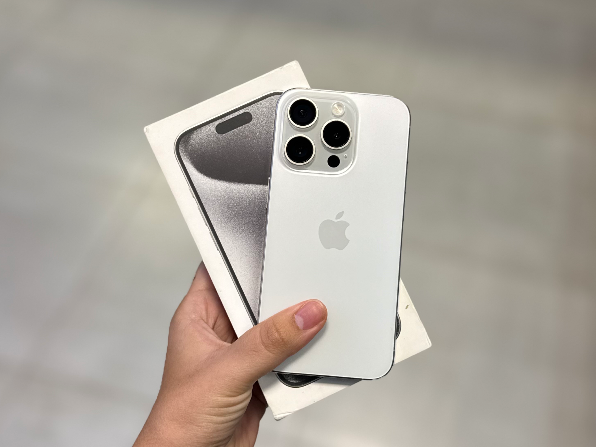 IPHONE 15 PRO CON CAJA