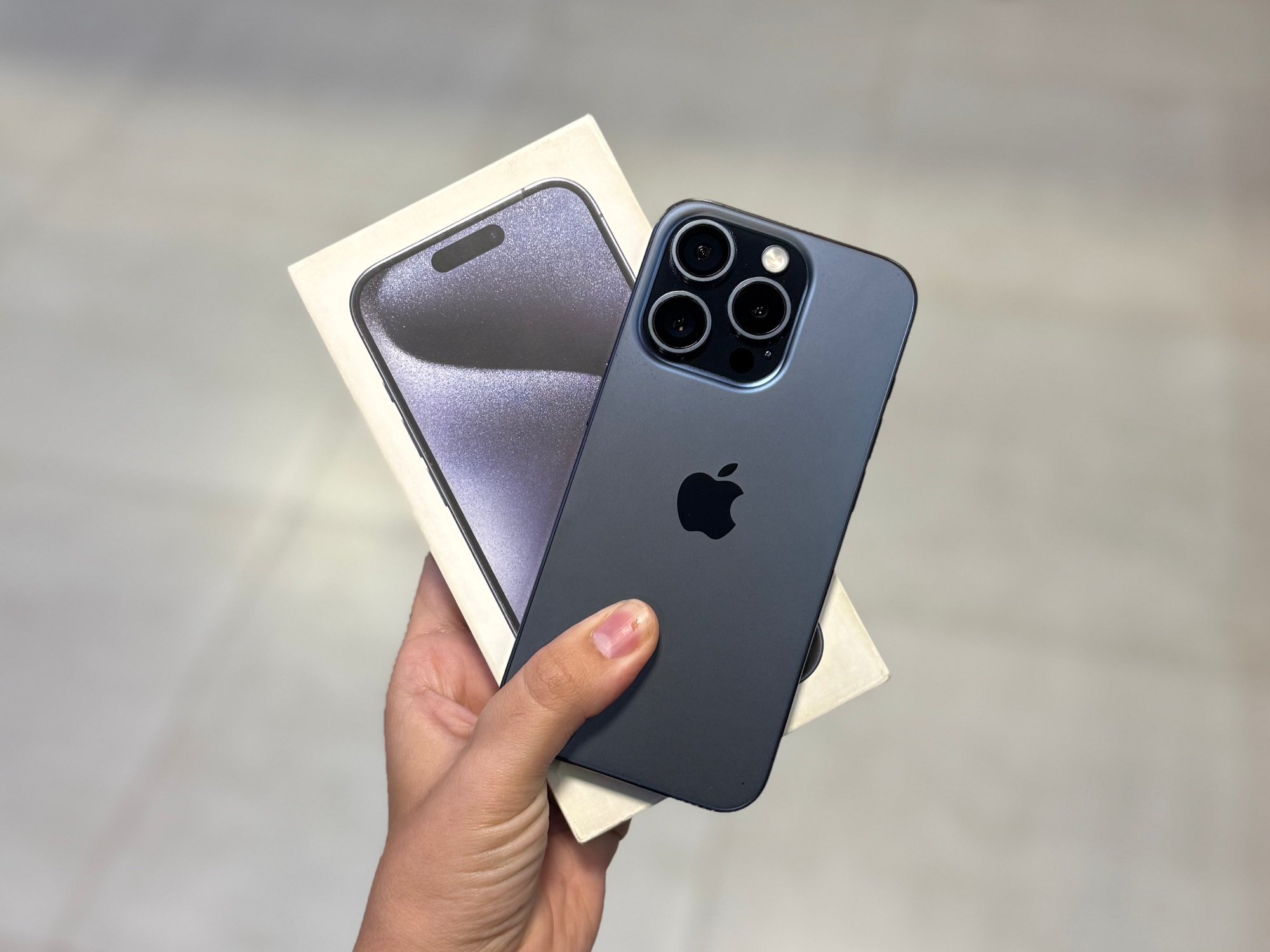 IPHONE 15 PRO CON CAJA