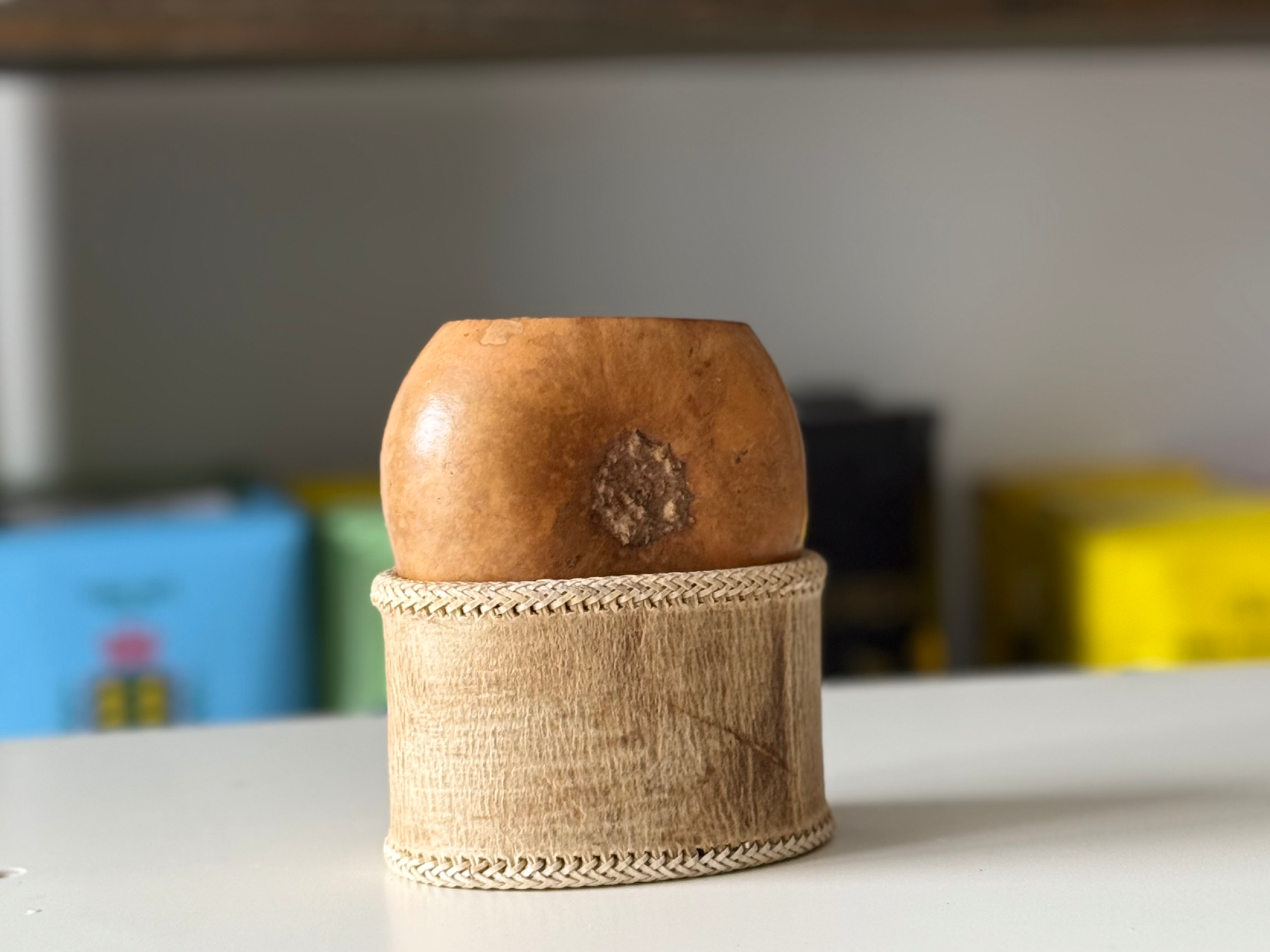 Mate galleta con base de cuero trenzada