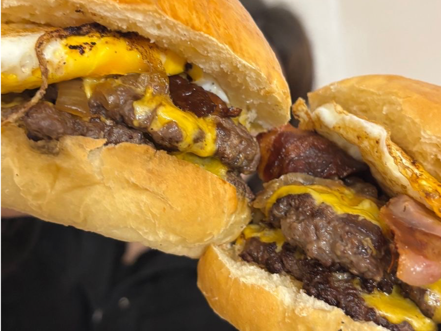 2 Burgers Triple a elección con papas y dip