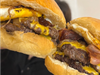 2 Burgers Triple a elección con papas y dip
