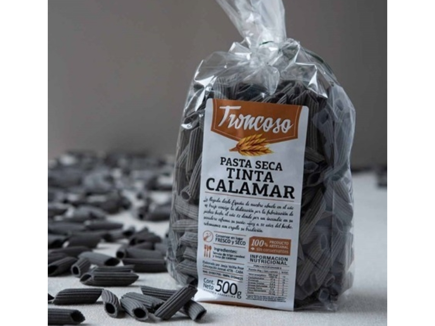 Fideos con tinta de calamar, penne rigate. Troncoso