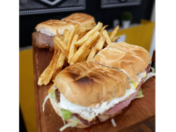 Promo 3 Lomos Grandes con papas con bebida de 1,5 de regalo saborizada