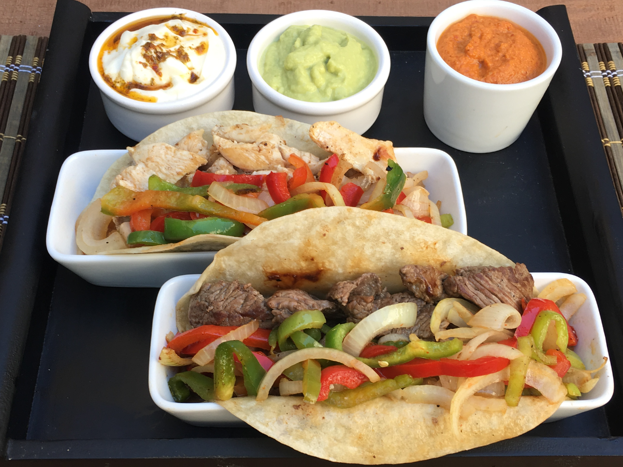 Tacos mixtos (carne y pollo) de Jenaro Delivery