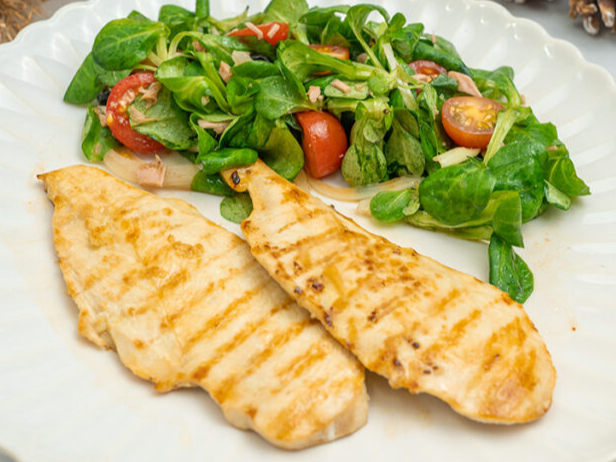 Pechuga Grillada con Guarnición