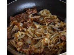Hígado encebollado + guarnicion