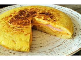 Tortilla de papas rellena con jamón y queso