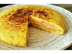 Tortilla de papas rellena con jamón y queso