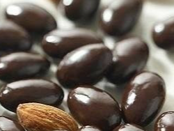 ALMENDRA BAÑADA EN CHOCOLATE SEMIAMARGO