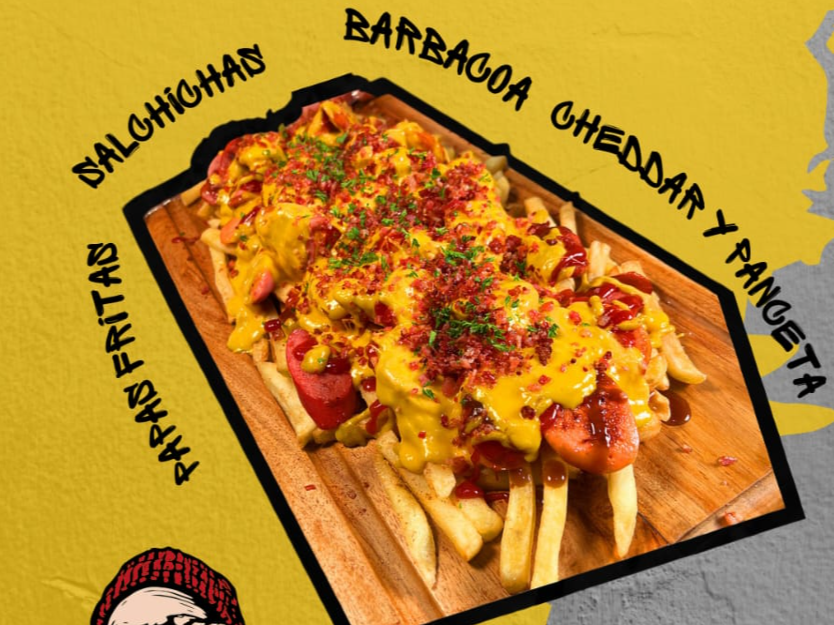 SALCHIPAPA CON CHEDDAR Y PANCETA