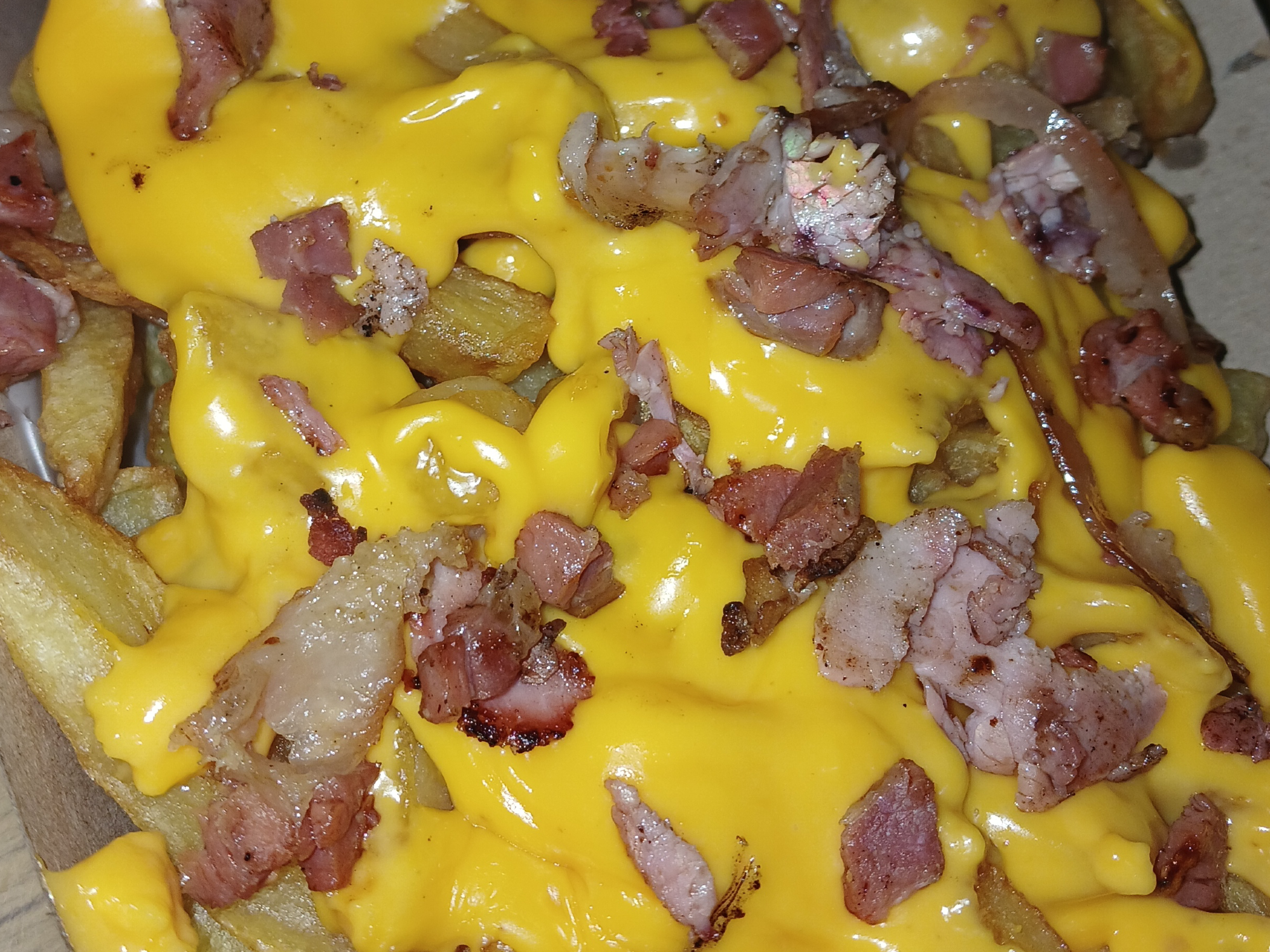 PAPAS FRITAS C/ CHEDDAR Y PANCETA