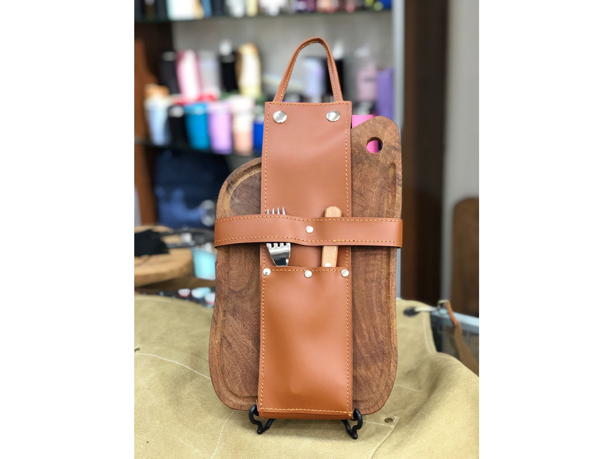 TABLITA DE ALGARROBO CON CUBIERTOS TRAMONTINA