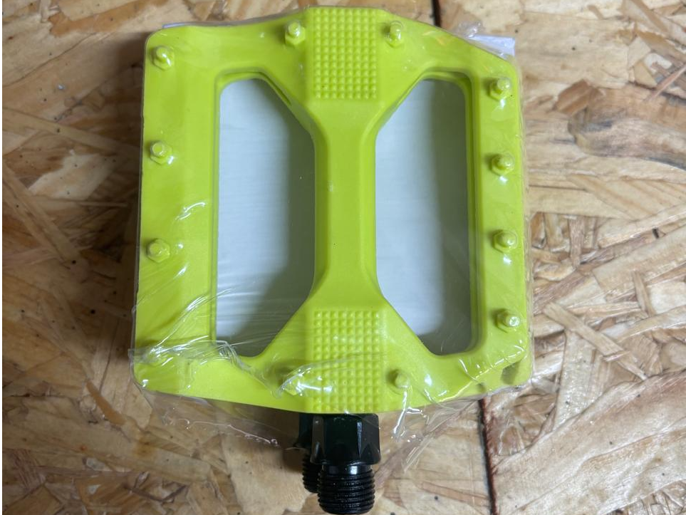 Pedales Stunt Plataforma Plastico 9/16 Color Verde
