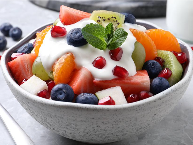 Coctel de Fruta con Yogurt y Granola