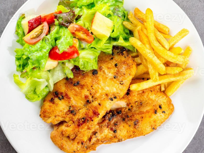 Pollo Frito con Papas a la Francesa