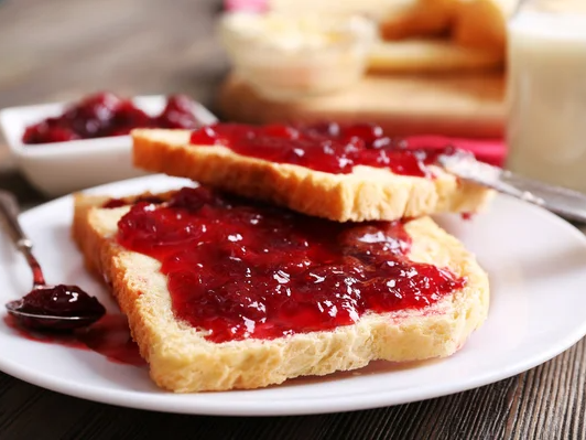 Pan Tostado con Mermelada