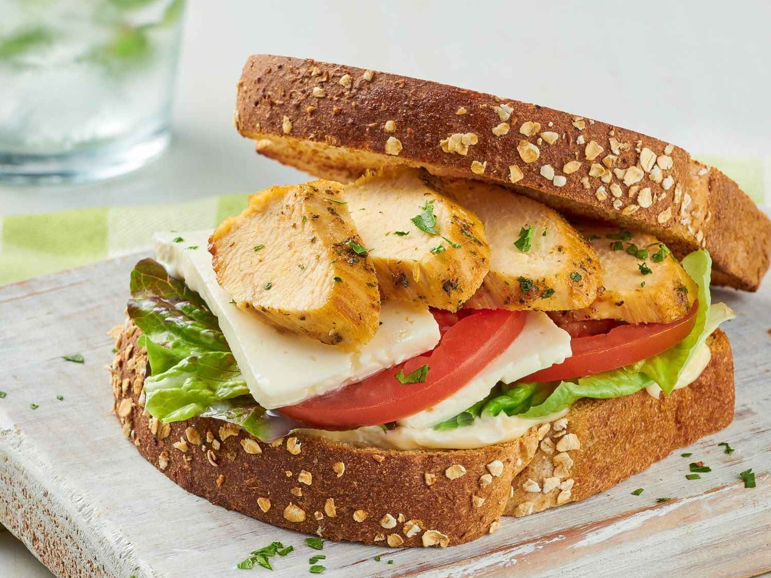 Sándwich de Pollo con Vegetales y Queso Panela