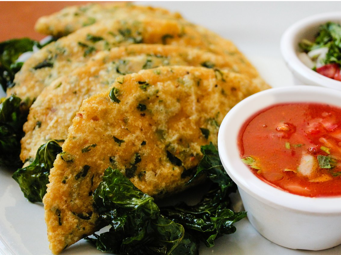 ESPECIALIDAD DE LA CASA Empanadas de Queso de Bola con Chaya