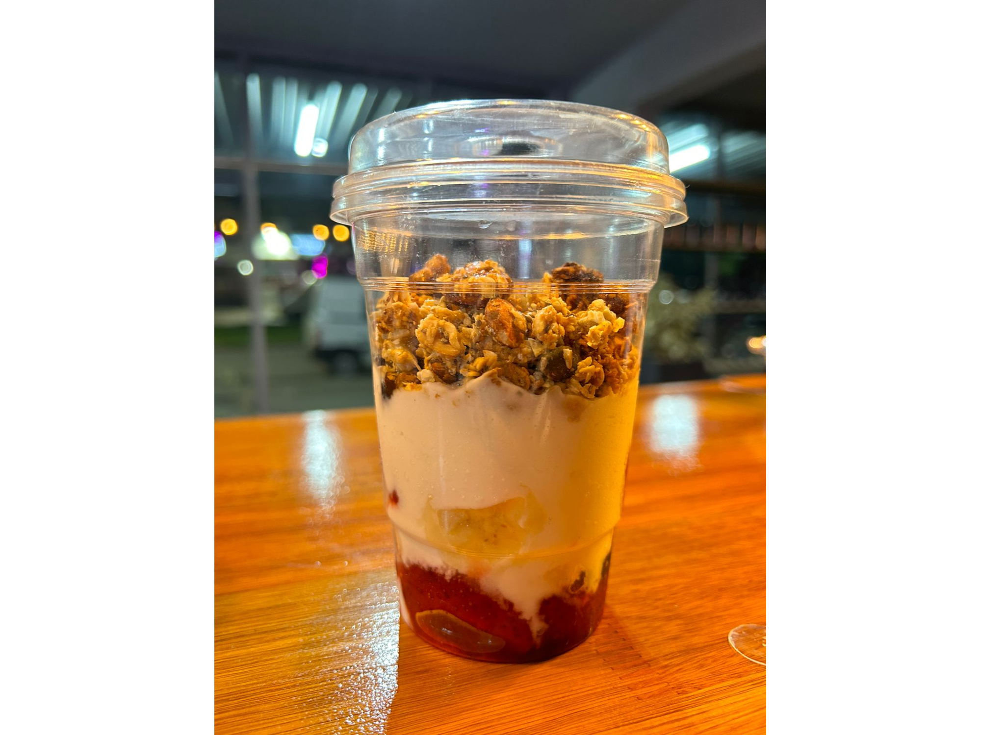 Yogurt con granola y fruta